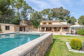 Xalet a Calvià Poble. Finca rústica de diseño con garaje y piscina