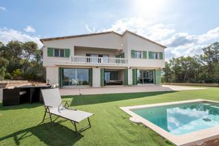 Country house in Pòrtol. Finca rústica de cuatro habitaciones con piscina en portol