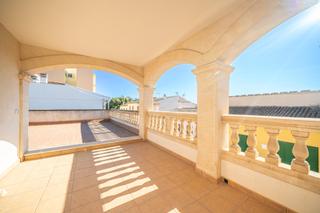 House in Sant Jordi. Casa unifamiliar con garaje y terraza en sant jordi