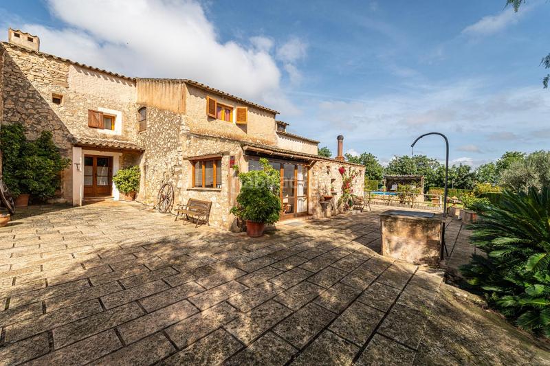 Foto f01c8878-ccab-41f5-b501-7181ea3791dc. Bauernhof mit kamin parking pool in Petra