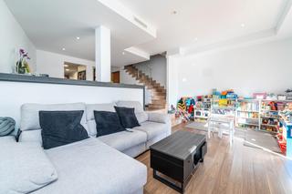 Chalet in Costitx. Chalet adosado con 3 dormitorios dobles y piscina en costitx