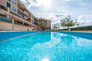 Pis a Campos. Piso con terraza privada, piscina y garaje en el centro de campo