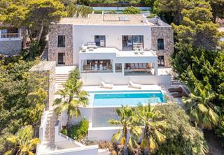 Casa  Carrer congre. Fantástica villa de cuatro dormitorios y piscina en cala llamp