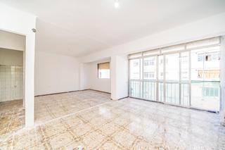 Flat in Son Gotleu. Piso de 69 m2 con dos habitaciones y un baño para reformar en la