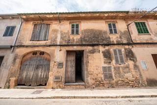 Casa  Carrer del monestir 2. Casa urbana estilo mallorquín en llucmajor