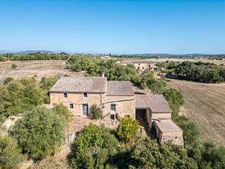 Masia a Manacor Centre. Casa rústica con terreno a reformar, zona tranquila y amplio esp