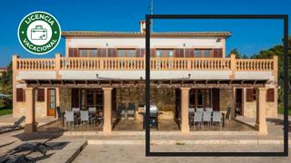 Chalet in Cales de Mallorca. Un chalet pareado con licencia vacacional y piscina en calas de