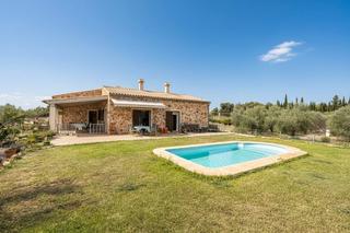 Masía en Sant Llorenç des Cardassar. Finca rústica en sa coma con piscina y jacuzzi.