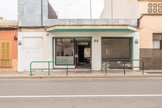 Rez-de-chaussée à Carrer del cardenal rossell 89. Planta baja con jardín en el coll d'en rabassa