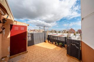 Àtic a Es Camp Redó. Ático con terraza y vistas a la ciudad, sexto sin ascensor en la