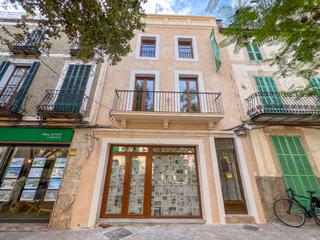 Edifici  Avinguda del bisbe campins. Edificio con tres viviendas en la plaza de porreres
