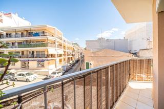 Appartement à Carrer de cannes 40. Piso de tres dormitorios y balcón en ses cadenes
