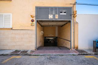 Parking coche en Plaça de can llimona 24. Plaza de aparcamiento en venta en palma, zona can capes