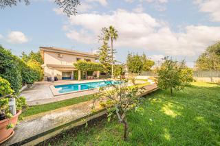 Chalet à Ses Palmeres. Chalet independiente con piscina en urbanización las palmeras