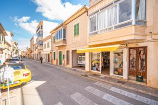 Edificio en Santanyí Poble. Piso y local en el centro de santanyi