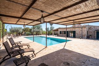 Rent Country house in Porreres. Finca con dos viviendas independientes y piscina en alquiler en