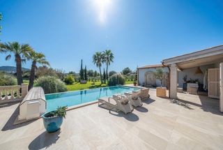 Xalet a Capdepera Poble. Exclusiva finca moderna con car�cter mallorqu�n en entorno privi