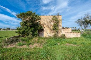Masia a Montu�ri. Terreno r�stico con construcci�n y pozo en montu�ri