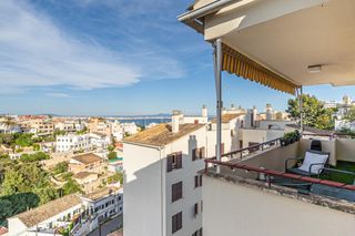 Ático  Carrer de bartomeu pons i coll. Ático reformado de tres habitaciones con balcón y dos plazas de
