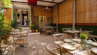 Traspàs Local Comercial a Avinguda del cid 12. Traspaso de restaurante con salida de humos y licencia de restau