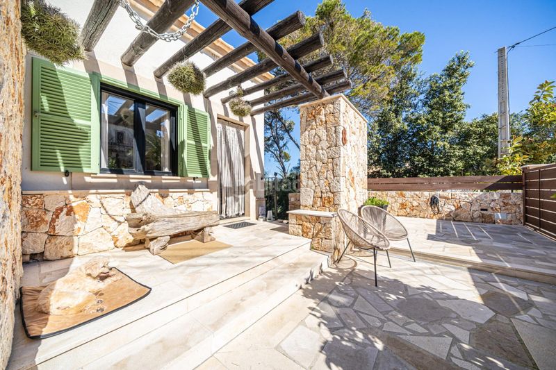 Foto b1a61049-d0b7-44ac-bbd0-fb7dd53060f5. Chalet excepcional propiedad mediterránea con 4 viviendas independientes a pocos pasos del puerto de Cala Figuera en Santanyí