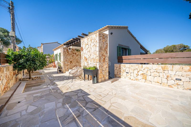 Foto bba94e3d-df66-42d2-a9d5-b50f6a828d18. Chalet excepcional propiedad mediterránea con 4 viviendas independientes a pocos pasos del puerto de Cala Figuera en Santanyí
