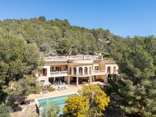 Chalet  Carrer del bosc. Chalet unifamiliar de 5 dormitorios y 5 baños, con piscina, gara