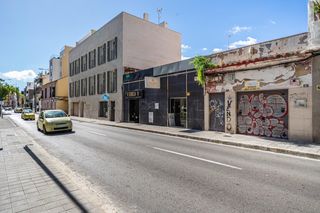 Local Comercial a Avinguda de joan miró 66. Local con vivienda independiente en la parte superior trasera, u