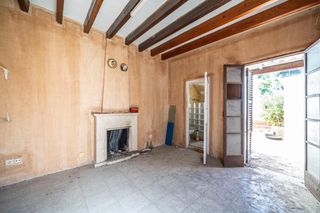 Planta baixa  Avinguda de joan miró 66. Vivienda con acceso independiente y local en planta baja ubicada
