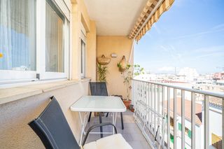 Pis  Carrer de margarida xirgu. Piso de tres habitaciones y balcón en son cotoner