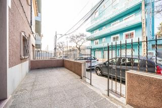 Piano terra  Carrer de trafalgar. Planta baja de tres habitaciones con dos terrazas, a 100 metros