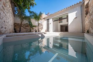 Maison jumelée à Petra. Adosado reformado con piscina en el corazón de petra