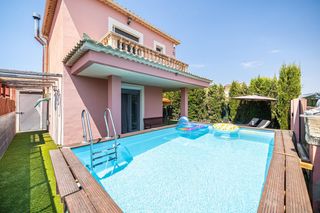 Chalet in Son Ramonell-Es Figueral. Casa unifamiliar reformada con jardín, piscina y garaje en son r