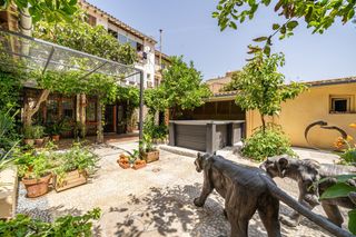 Planta baja  Carrer de la reina maria cristina. Planta baja de gran carácter con terraza, piscina y garaje en zo