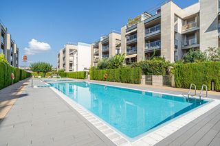 Piso  Carrer de l'uruguai. Piso con terraza, piscinas, dos plazas de parking y trastero en