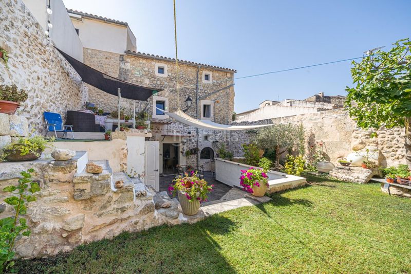 Foto b56db389-ad70-4b0f-92e7-a41b6fb14e82. Casa adosada casa de pueblo reformada con jardín en Campanet