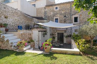 Reihenhaus  Carrer major. Casa de pueblo reformada con jardín en campanet