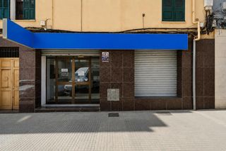 Local Comercial  Carrer dels foners. Local comercial con gran fachada, patio y múltiples posibilidade