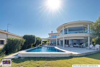 Chalet in Port d´Alcúdia-Platja dÁlcúdia. Villa exclusiva con impresionantes vistas al mar en venta en alc