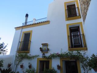 Pis a Dalt Vila-La Marina. Vivienda de tres plantas, con patio y terraza con vista al puert