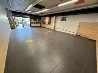 Lloguer Local Comercial a N/a. Local en alquiler en la mejor zona comercial de pallejà