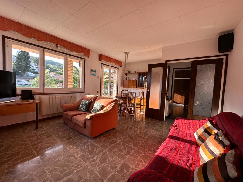 Foto 5fdee5e3-33d9-4606-a798-f4e99371ede5. Casa aparellada a carrer de riera boter 19 a Pallejà