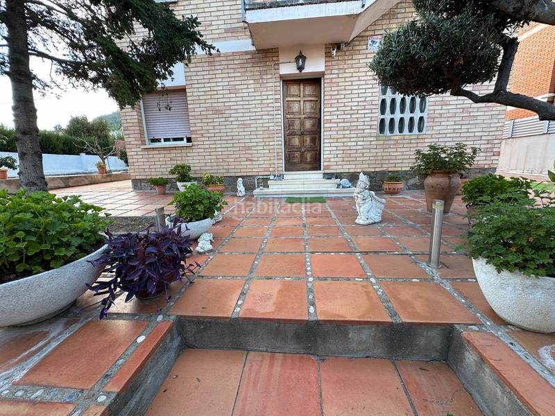 Foto f5b73a9c-d317-4d51-8777-9a6d92d31833. Casa aparellada a carrer de riera boter 19 a Pallejà