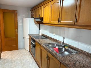 Location Appartement à Ensanche - Parque Santa Rosa. Piso con balcon y garaje