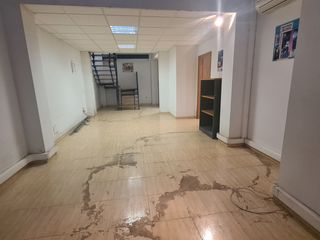 Rent Business premise  Carrer de sant blai. Se alquila local