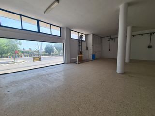 Business premise  Carrer del cid. Fantastico local con muchas posibilidades de negocio.