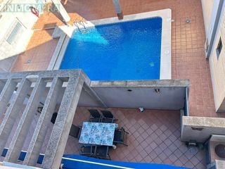 Maison à Casco Urbano. Casa grande seminueva con piscina comunitaria