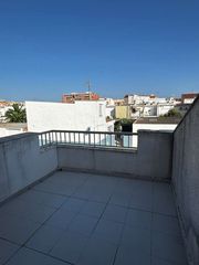 Casa a Casco Urbano. Encantadora casa adosada en venta  vinaròs, lista para entrar a