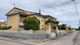 Xalet en Boverals-Saldonar. Chalet esquinero-  dos viviendas