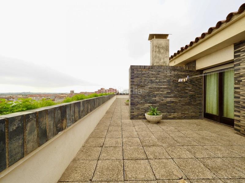 Foto c2b3236b-01f1-4421-a46c-412f088638ed. Ático àtico en el centro en Creu de la Mà Figueres